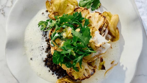 Bakad blomkål med parmesansås och citronpesto