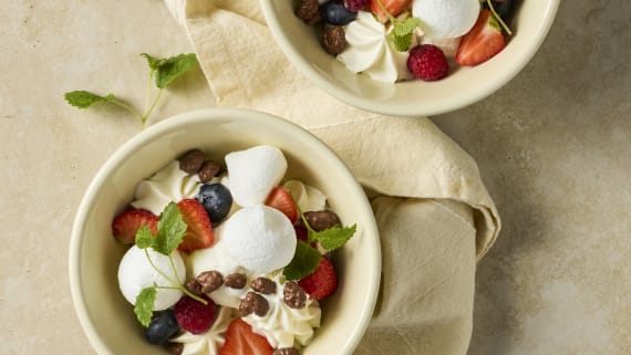 Marängsviss med frukt och chokladpuffar