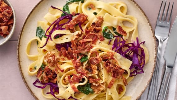 Pasta med ädelost, valnötter och bacon