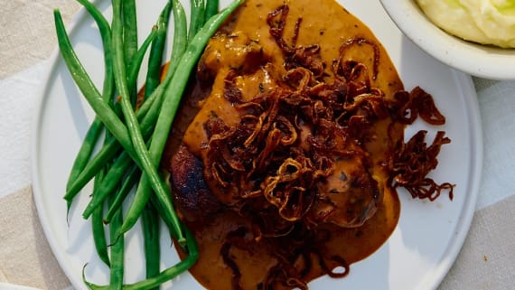 Timjanbakad karré med Café de Paris-sås, friterad lök och potatispuré