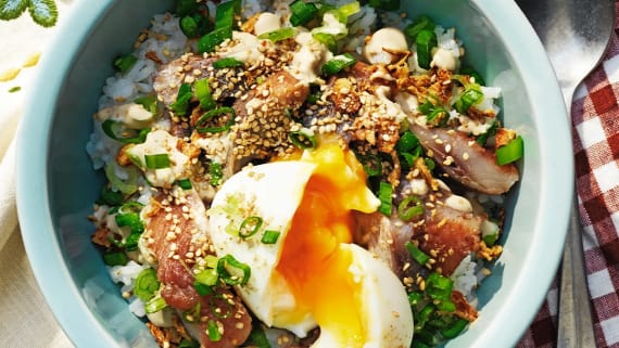 Poké bowl med matjessill och ägg
