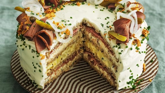 Smörgåstårta med rostbiff och karamelliserad lök