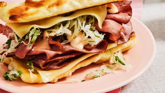Rostbiffmacka på friterad pizzadeg med surkål