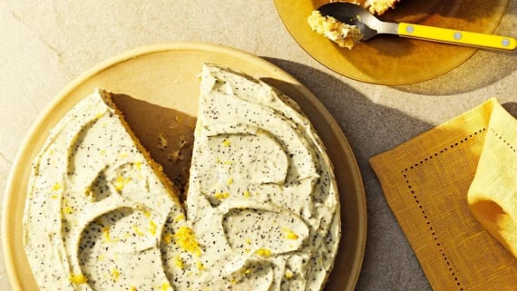 Citrontårta med lemon curd och vallmofrosting