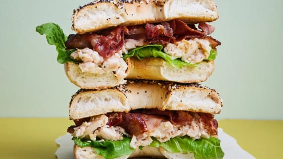 Caesarkycklingröra i bagel med parmesan och bacon