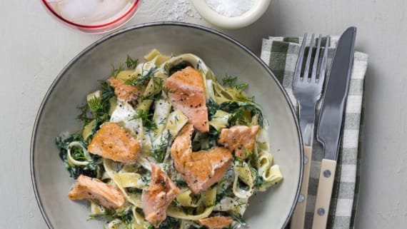 Pasta med regnbågslax, grönkål och citronsås