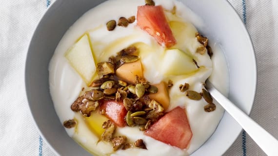 Yoghurt med melon och smörstekt granola