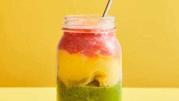 Slush med ananas, basilika och jordgubbar