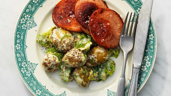 Stekt falukorv med lättstuvad kål och potatis