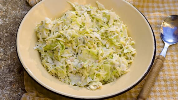 Spetskålsallad med krämig dragondressing