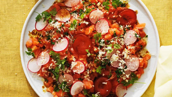 Laxtartar med sojagravad äggula