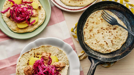 Pannbröd med makrillröra och picklad rödkål