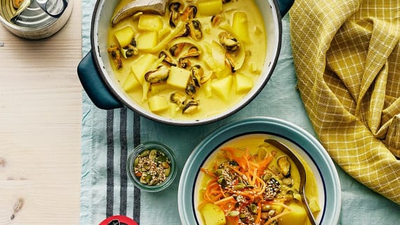 Soppa med musslor, kokosmjölk, curry och frötopping