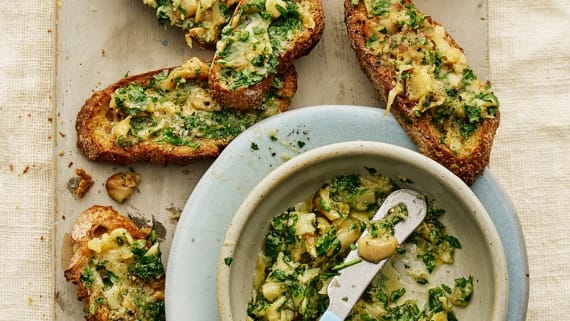 Surdegsbröd med bakad vitlökskräm