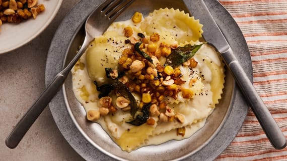 Svampfylld pasta med smörstekt majs och salvia