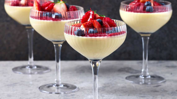 Vit chokladpannacotta med limemarinerade bär