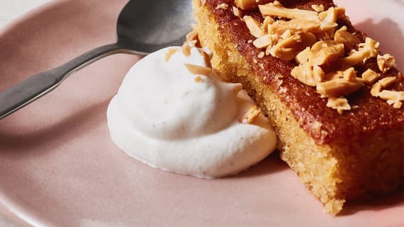 Mandelkaka med brynt smör och kardemummagrädde