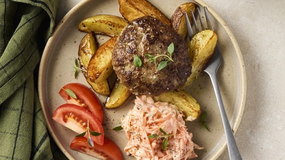 Lammfärsbiffar med morotstzatziki och klyftpotatis