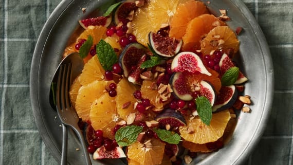 Citrussallad med kryddsirap och yoghurt