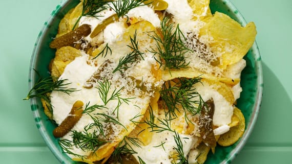 Loaded chips med parmesankräm och cornichons