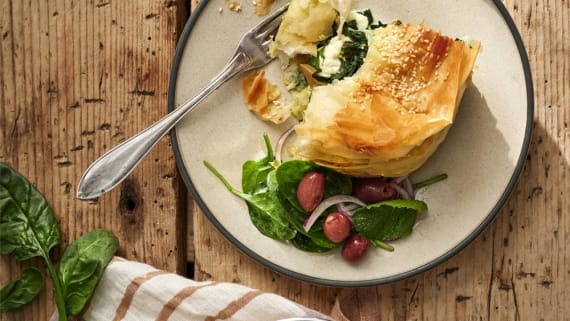 Spanakopita - grekisk spenatpaj med filodeg och fetaost