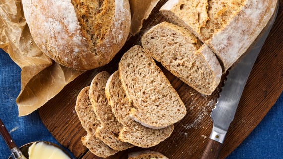 Enkelt surdegsbröd på råg (nattjäst)