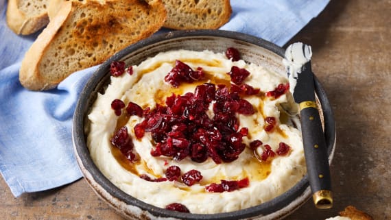 Vispad getost med brynt smör och tranbär