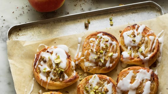 Smördegsbullar med äpple, citron och pistagenötter