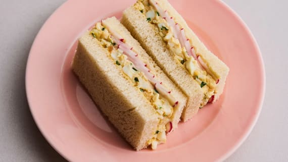Äggsandwich med misomajonnäs och rädisor
