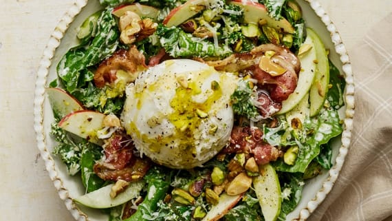 Caesarsallad med burrata, bacon och äpple