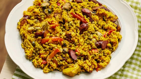 Paella med pilsnerkorv och rökta musslor