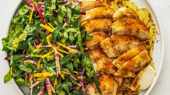 Råstrimlad betsallad med dragonvinägrette och kyckling