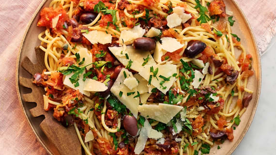 Spaghetti med råriven tomatsås alla vesuviana
