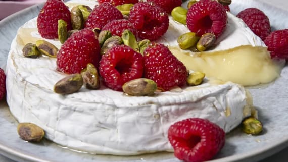 Brieost i ugn med honung, pistagenötter och hallon