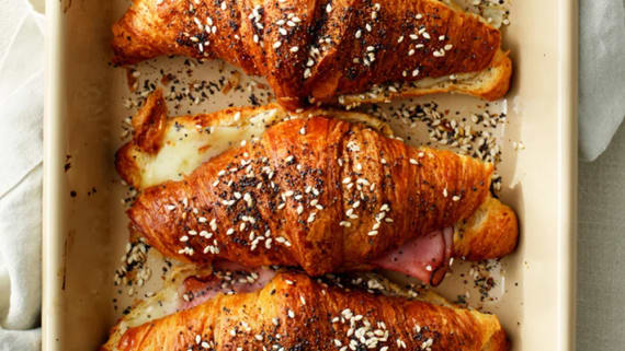 Fylld croissant med ost och skinka