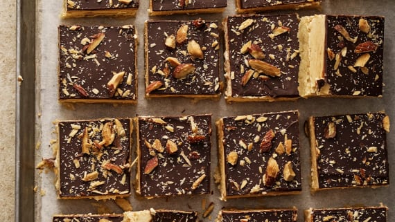 Biskvi i långpanna med kola och salta mandlar