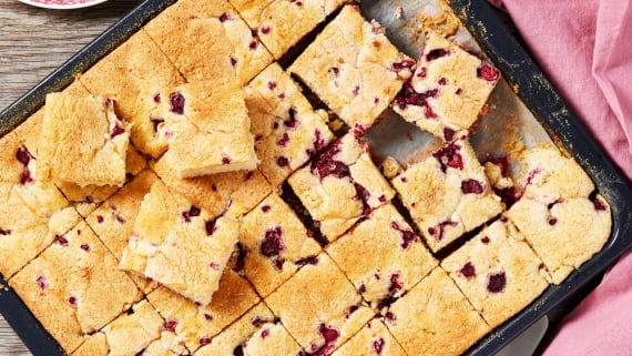 Långpannekaka med hallon