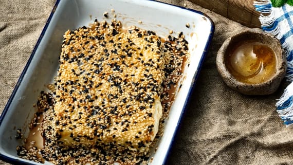 Sesampanerad fetaost med mynta