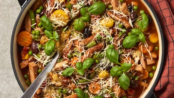 Falukorvsgryta med pesto och parmesan