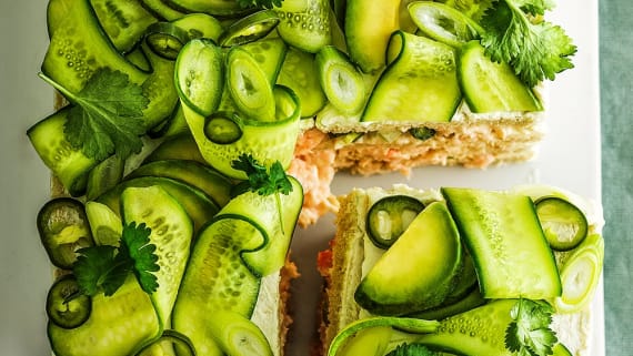 Het smörgåstårta med räkor och chili