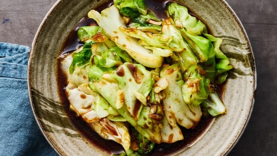 Wokad spetskål med vitlök och ostronsås