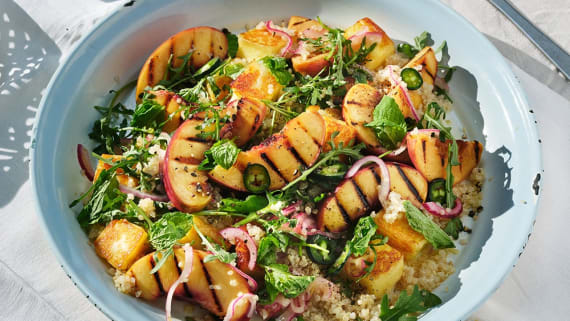 Sallad med grillost och grillad persika