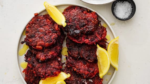 Bet- och halloumifritters med yoghurtsås