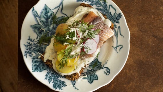 Smörrebröd med matjessill och brynt smör