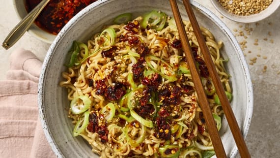 Hoisinnudlar med vitlök och crispy chiliolja