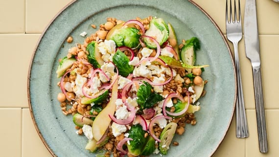Matig brysselkålssallad med päron och picklad rödlök