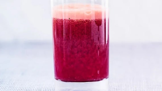 Stärkande shot- Juice på granatäppelkärnor, broccoli och apelsin