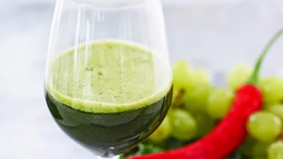 Grön juice med smak av vindruvor och lime