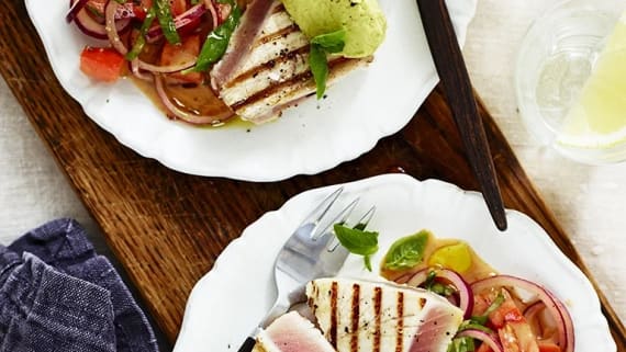 Halstrad tonfisk med avokadohummus och tomatsallad