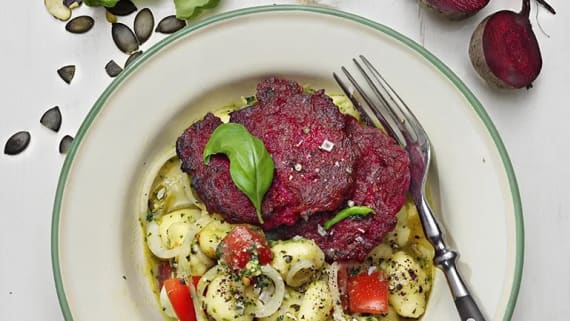 Bön- och rödbetsbiffar med pumpafröpistou, tomat och potatisgnocchi